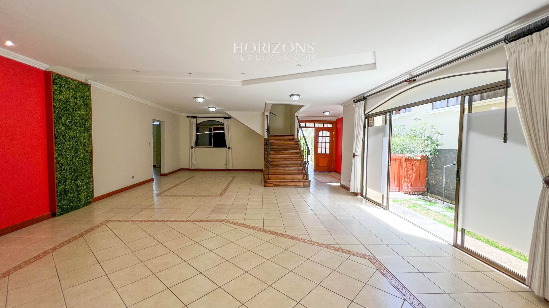 Casa en Venta 5 Dormitorios, 4 Parqueos y Amplio Jardín en Condominio en Curridabat nja1117