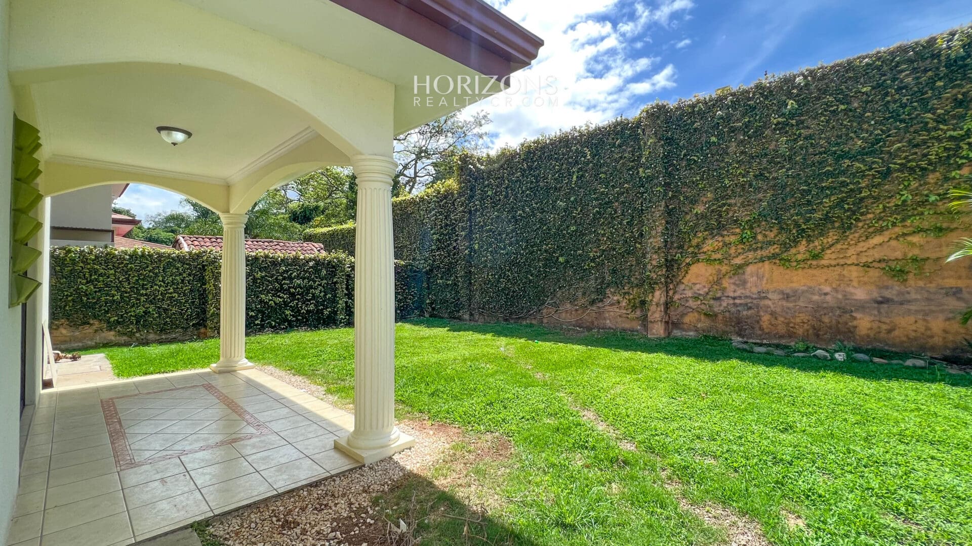Casa en Venta 5 Dormitorios, 4 Parqueos y Amplio Jardín en Condominio en Curridabat nja1117