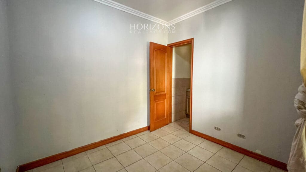 Casa en Venta 5 Dormitorios, 4 Parqueos y Amplio Jardín en Condominio en Curridabat nja1117