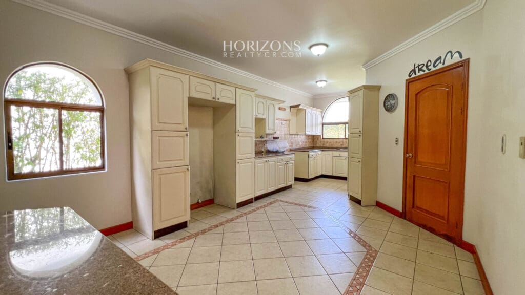Casa en Venta 5 Dormitorios, 4 Parqueos y Amplio Jardín en Condominio en Curridabat nja1117