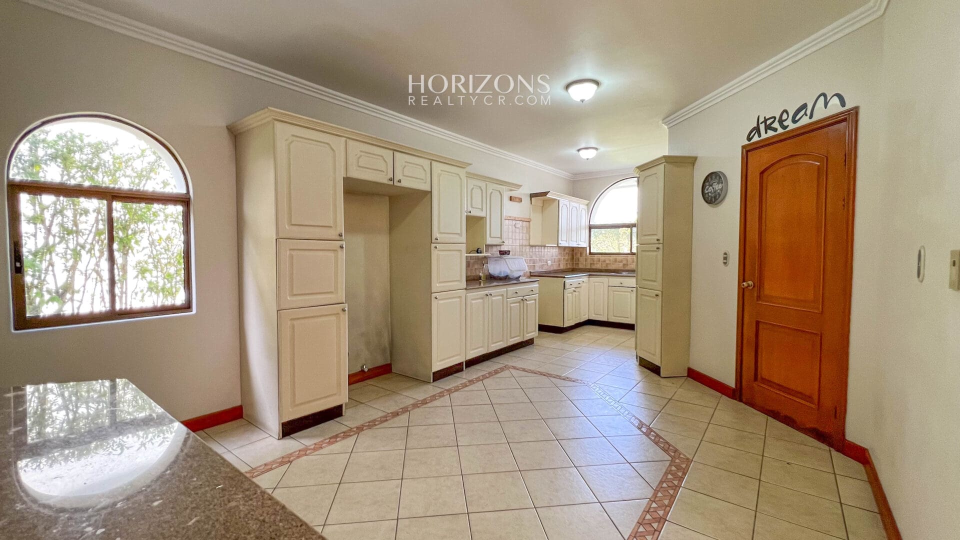 Casa en Venta 5 Dormitorios, 4 Parqueos y Amplio Jardín en Condominio en Curridabat nja1117