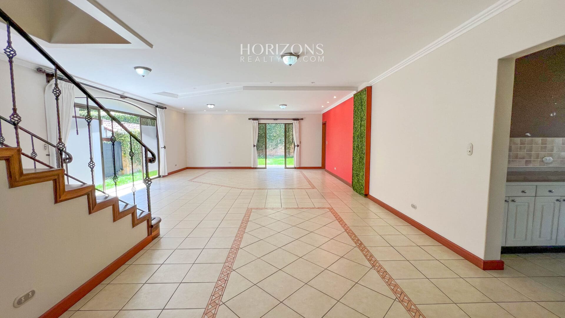 Casa en Venta 5 Dormitorios, 4 Parqueos y Amplio Jardín en Condominio en Curridabat nja1117