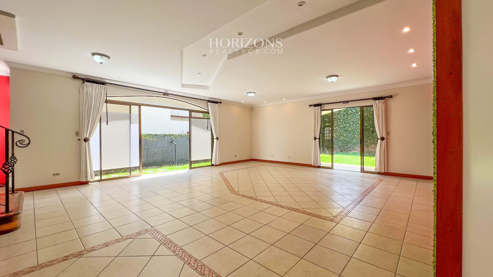Casa en Venta 5 Dormitorios, 4 Parqueos y Amplio Jardín en Condominio en Curridabat nja1117