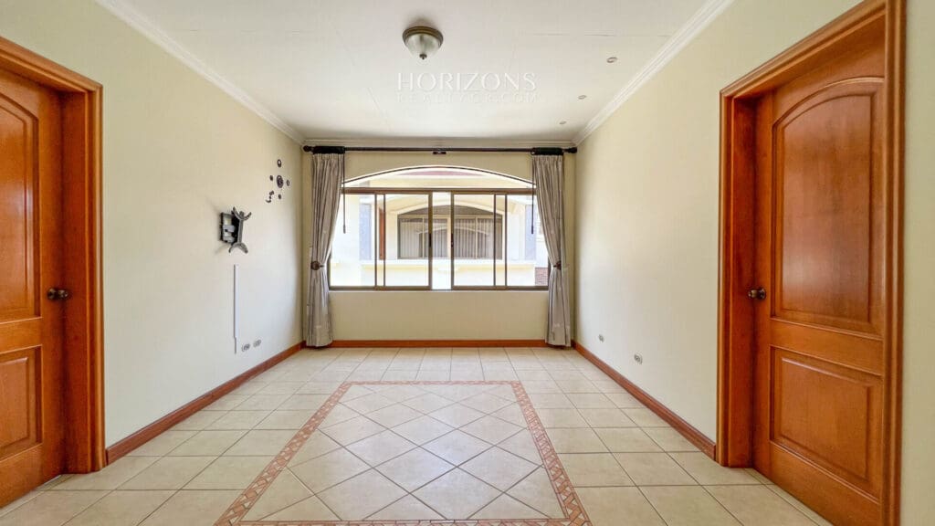 Casa en Venta 5 Dormitorios, 4 Parqueos y Amplio Jardín en Condominio en Curridabat nja1117