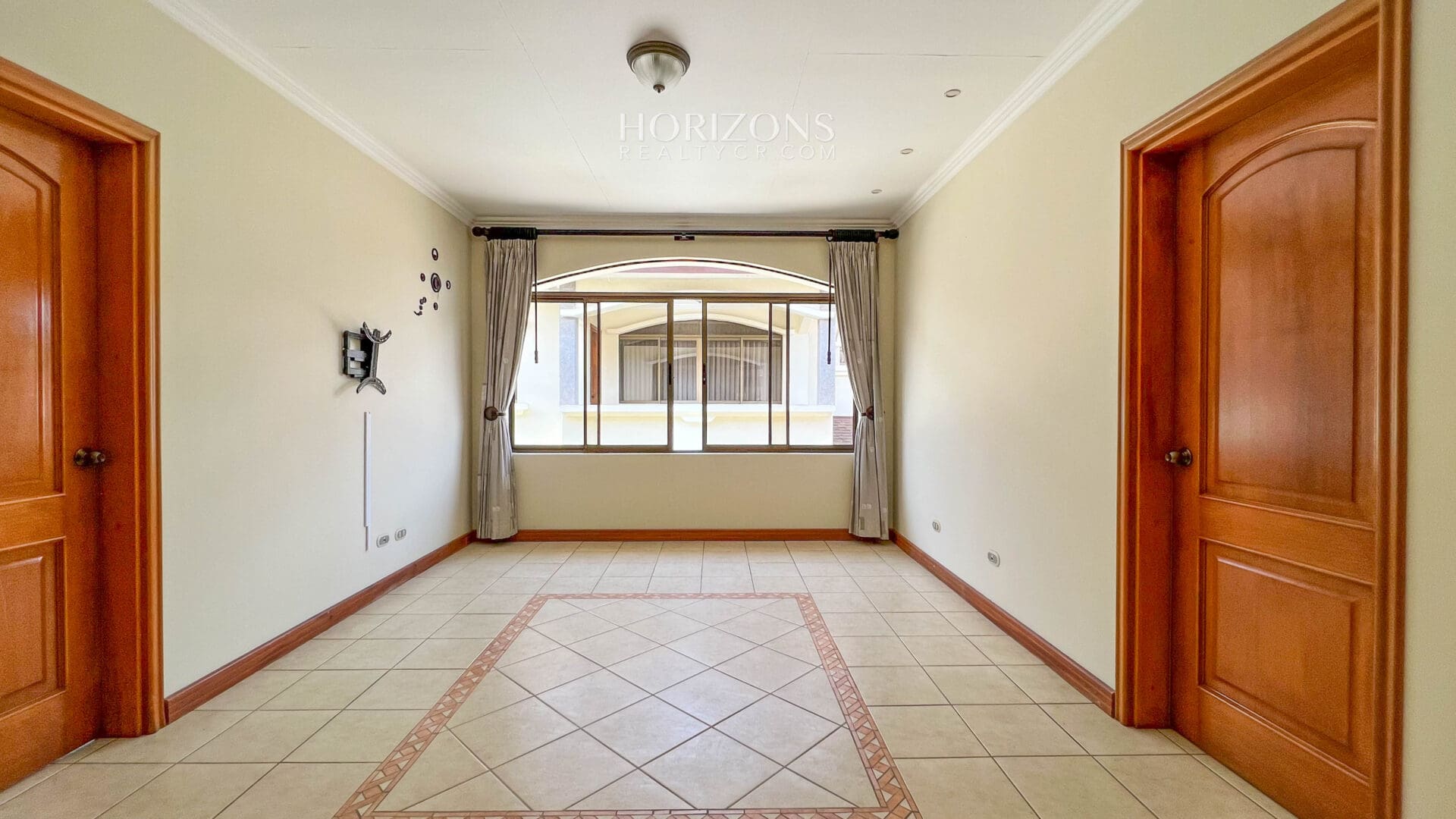 Casa en Venta 5 Dormitorios, 4 Parqueos y Amplio Jardín en Condominio en Curridabat nja1117