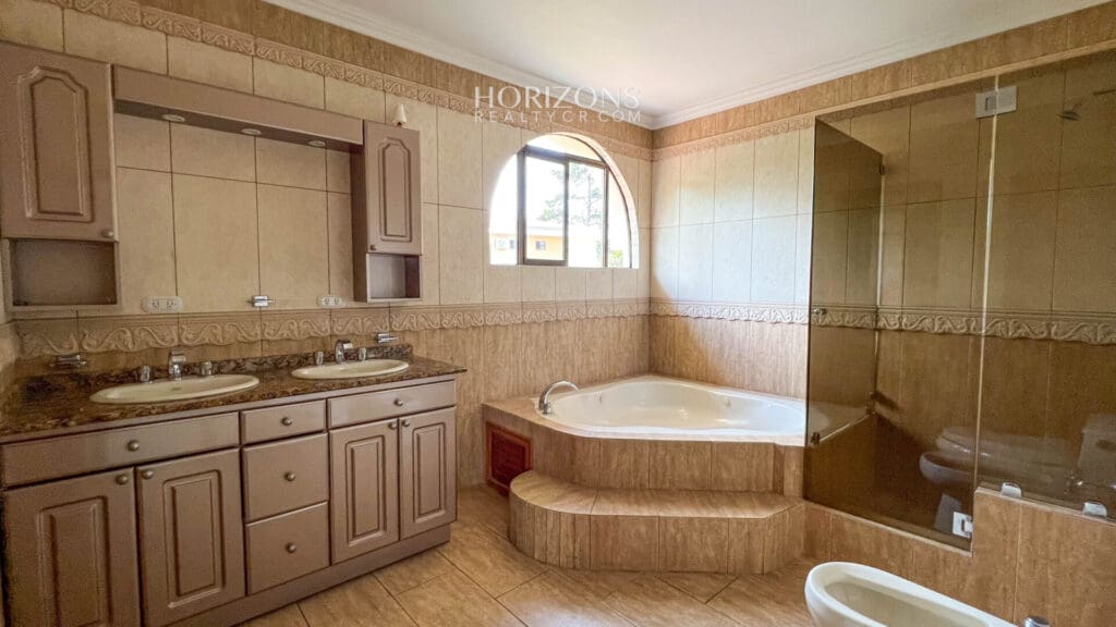 Casa en Venta 5 Dormitorios, 4 Parqueos y Amplio Jardín en Condominio en Curridabat nja1117
