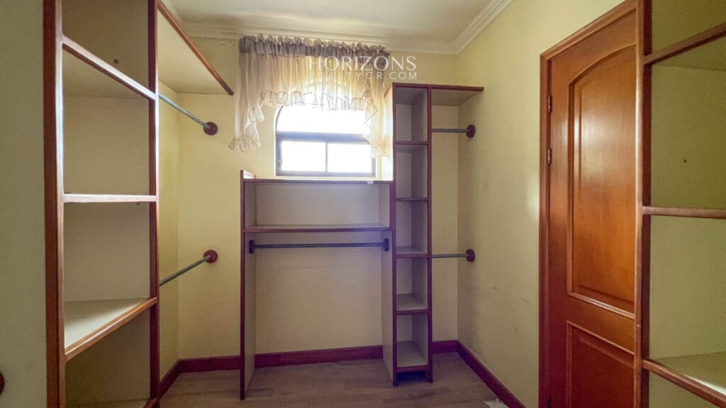 Casa en Venta 5 Dormitorios, 4 Parqueos y Amplio Jardín en Condominio en Curridabat nja1117