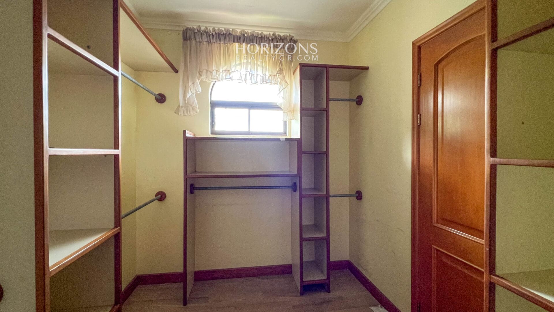 Casa en Venta 5 Dormitorios, 4 Parqueos y Amplio Jardín en Condominio en Curridabat nja1117