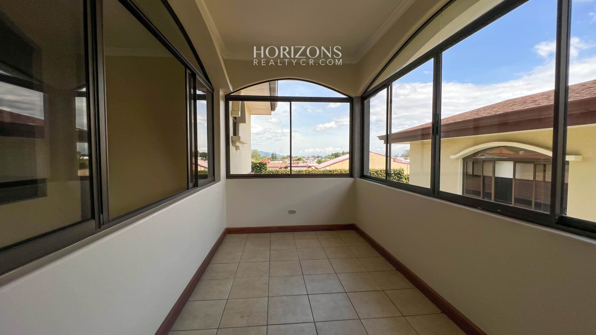 Casa en Venta 5 Dormitorios, 4 Parqueos y Amplio Jardín en Condominio en Curridabat nja1117