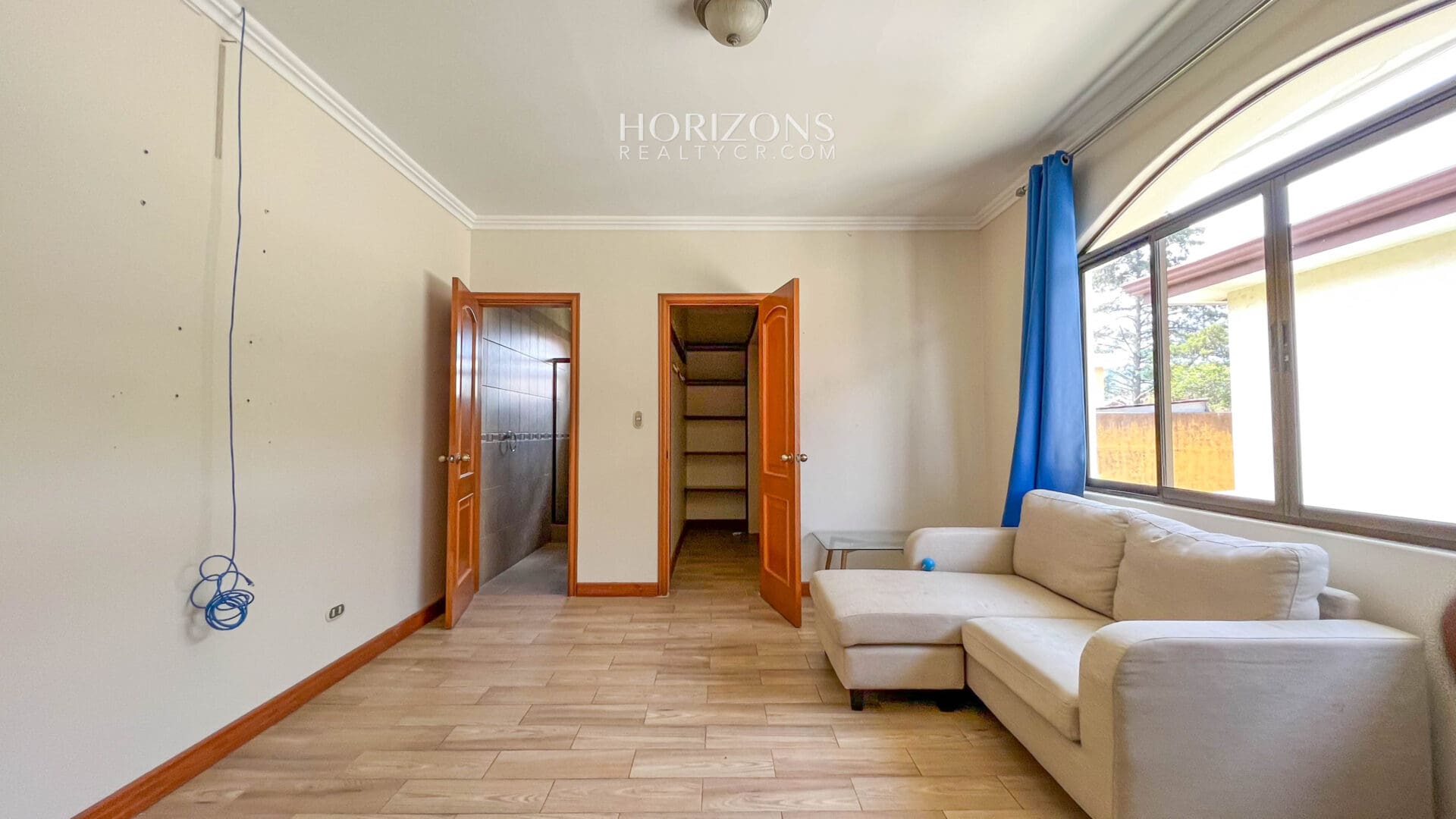 Casa en Venta 5 Dormitorios, 4 Parqueos y Amplio Jardín en Condominio en Curridabat nja1117