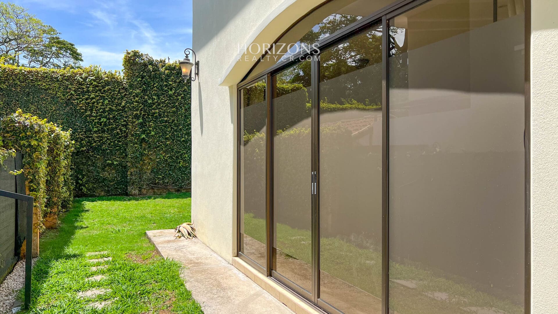 Casa en Venta 5 Dormitorios, 4 Parqueos y Amplio Jardín en Condominio en Curridabat nja1117