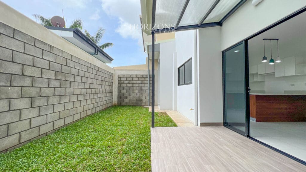 ¡Estrene Casa! 4 dormitorios uno en Planta Baja Condominio Distrito San Juan nja1125