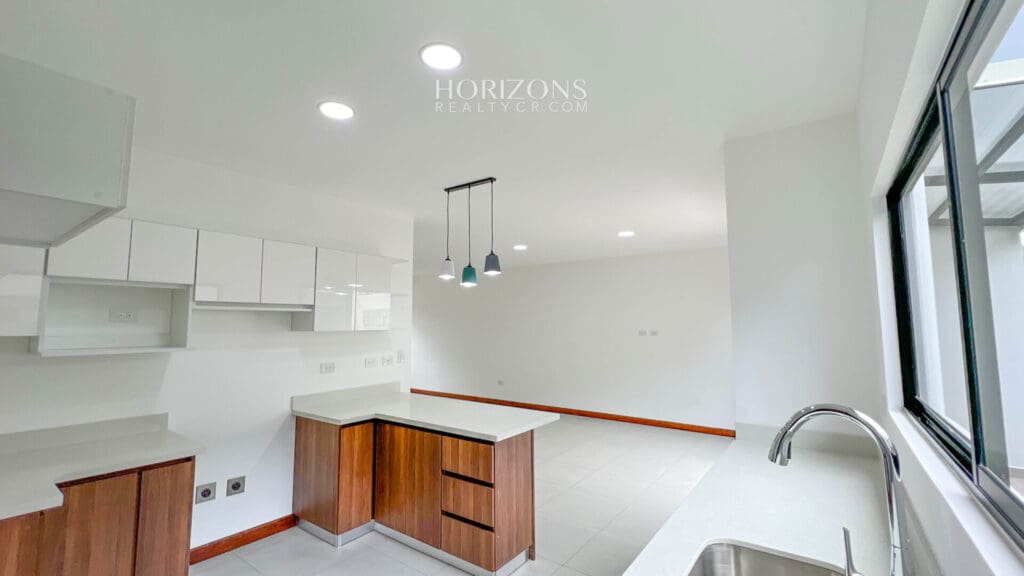 ¡Estrene Casa! 4 dormitorios uno en Planta Baja Condominio Distrito San Juan nja1125
