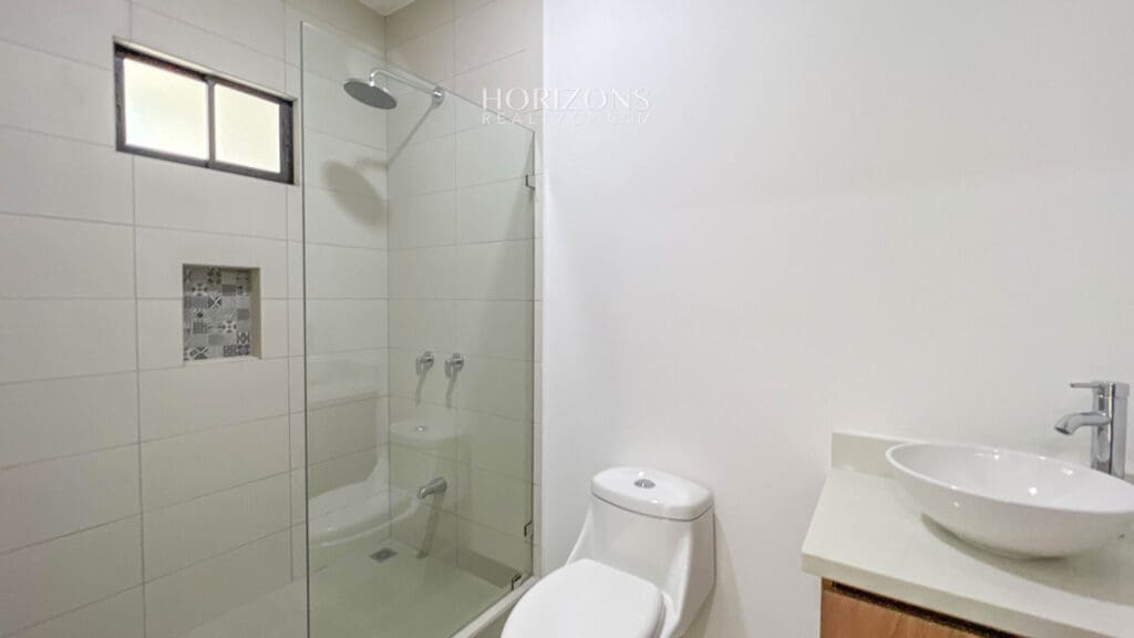 ¡Estrene Casa! 4 dormitorios uno en Planta Baja Condominio Distrito San Juan nja1125