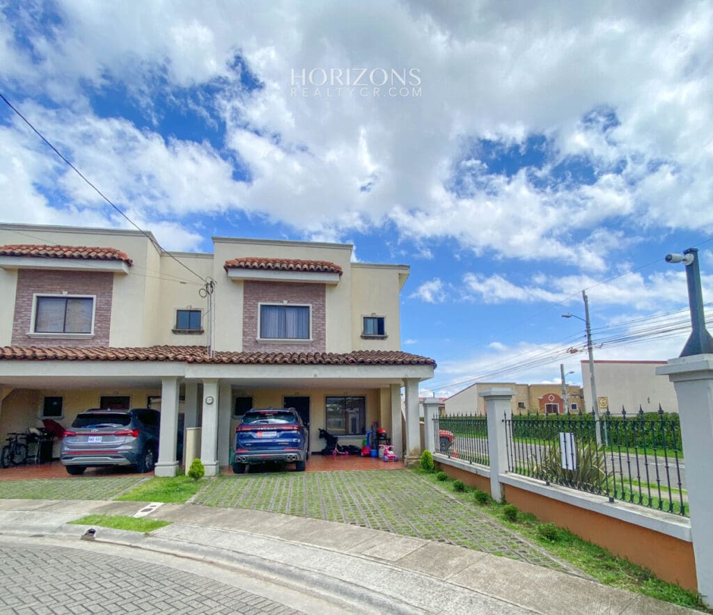 ¡En Venta! Casa Esquinera En Hacienda Sacramento 3 Parqueos 206M2 De Lote Nja1126