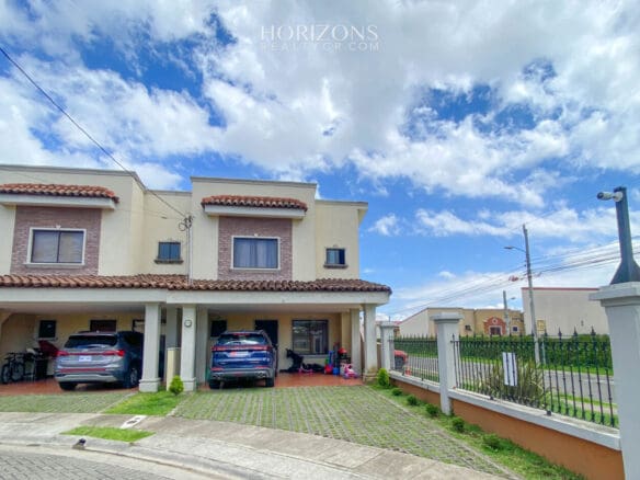 ¡En Venta! Casa Esquinera En Hacienda Sacramento 3 Parqueos 206M2 De Lote Nja1126