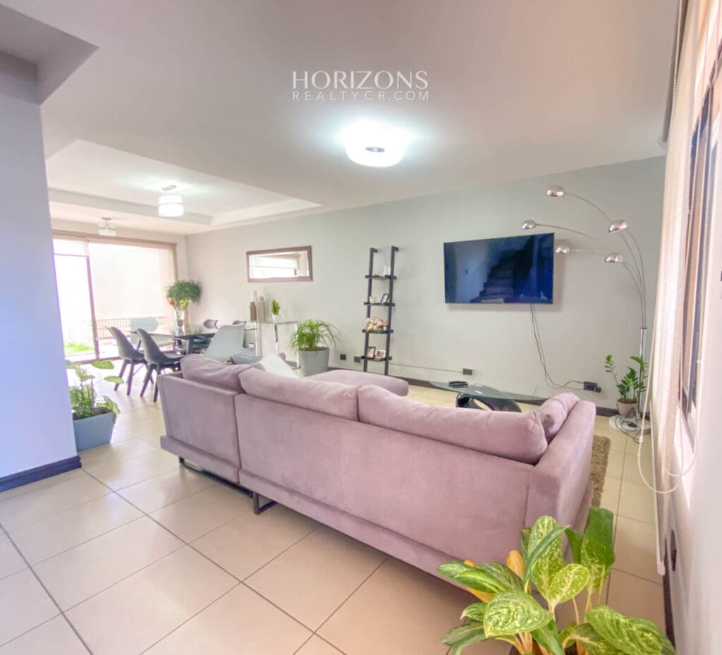 ¡En Venta! Casa Esquinera en Hacienda Sacramento 3 Parqueos 206m2 de Lote nja1126