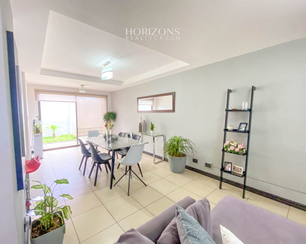 ¡En Venta! Casa Esquinera en Hacienda Sacramento 3 Parqueos 206m2 de Lote nja1126