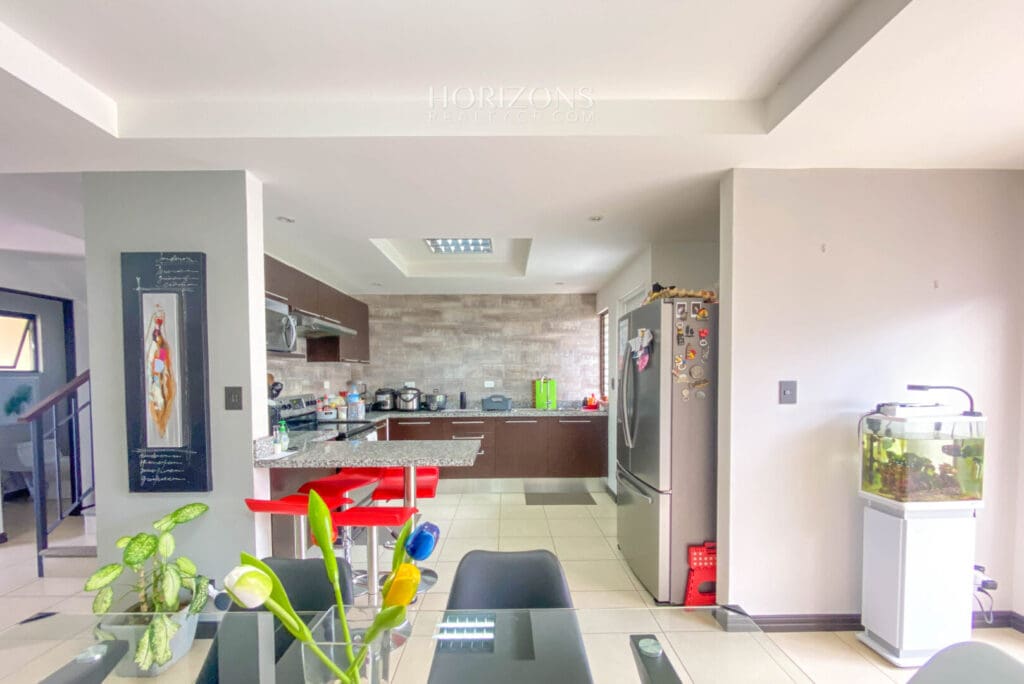 ¡En Venta! Casa Esquinera en Hacienda Sacramento 3 Parqueos 206m2 de Lote nja1126