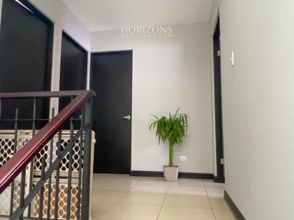 ¡En Venta! Casa Esquinera en Hacienda Sacramento 3 Parqueos 206m2 de Lote nja1126