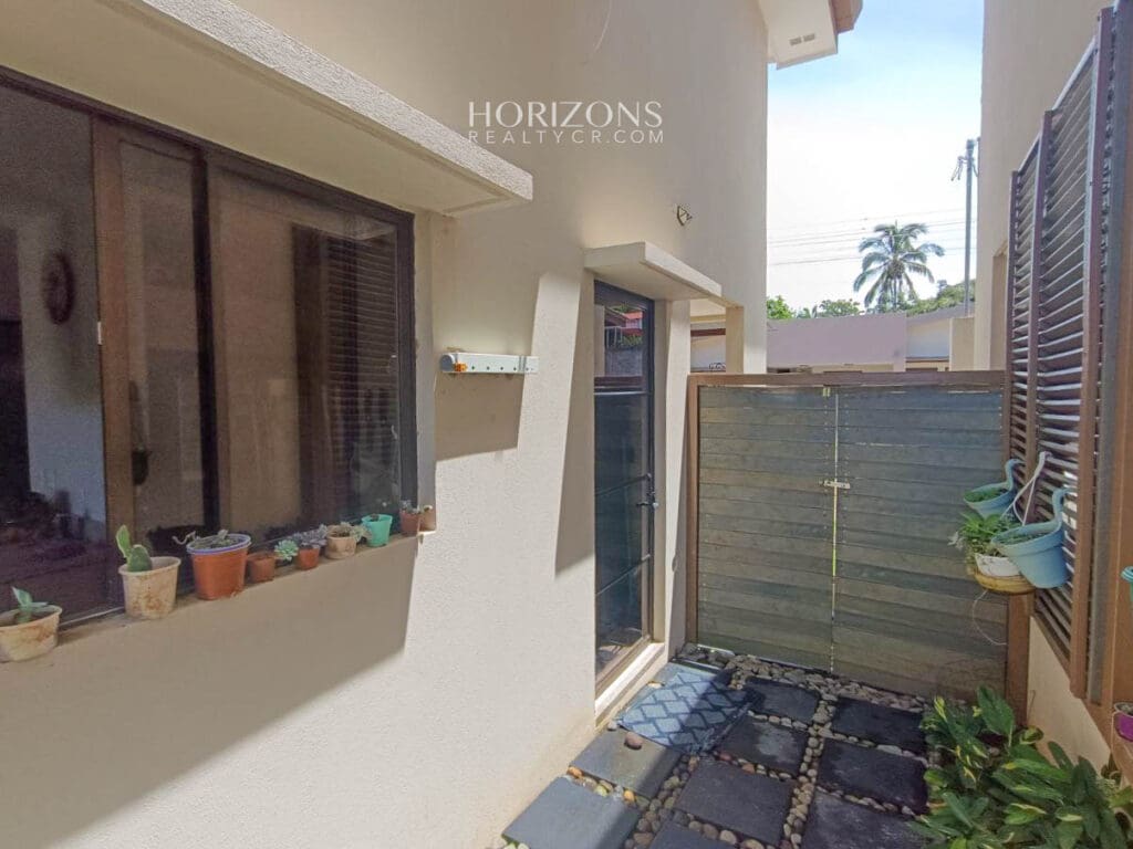 Venta de Moderna Casa en Condominio en Alajuela njr63