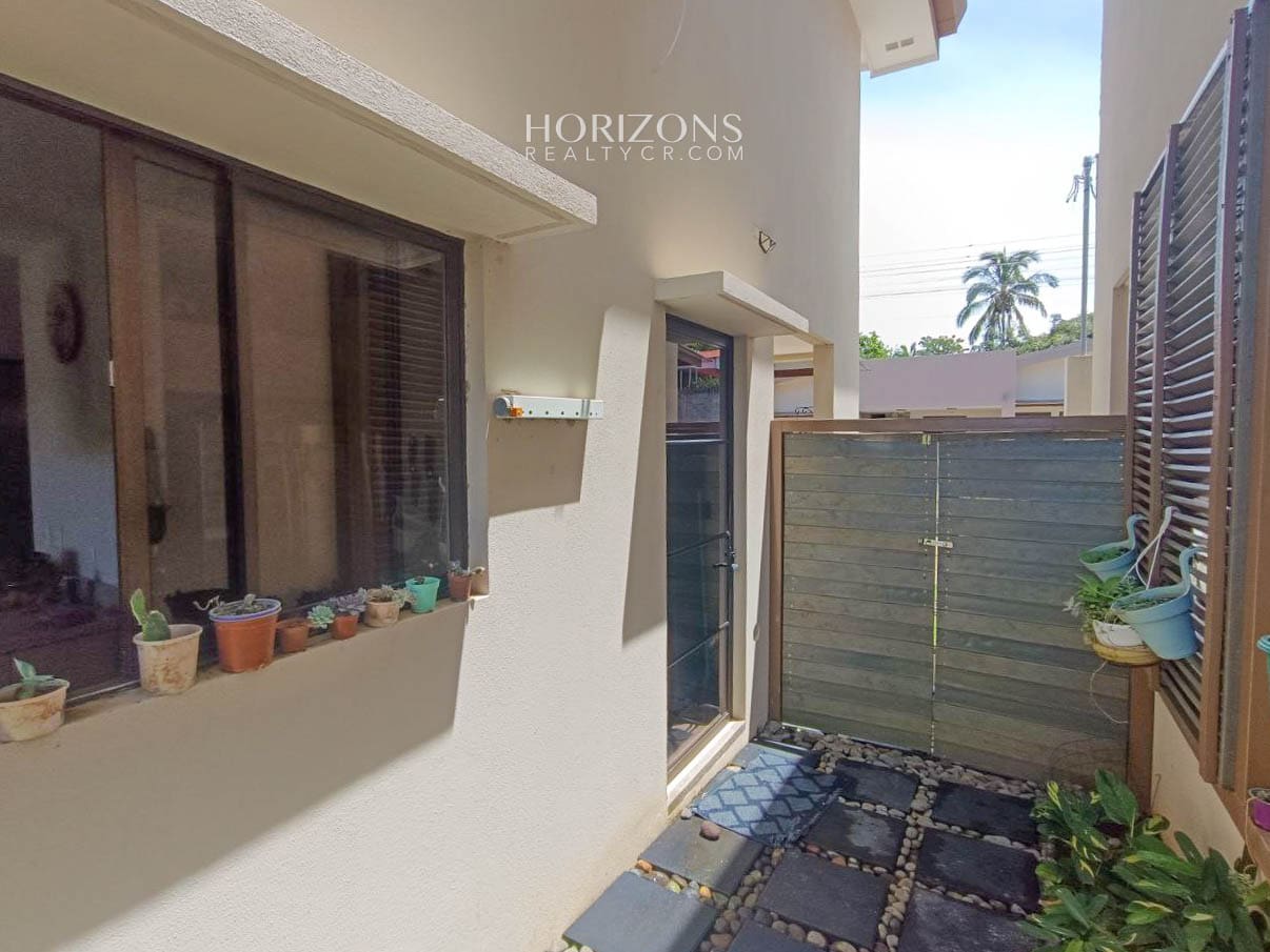 Venta de Moderna Casa en Condominio en Alajuela njr63