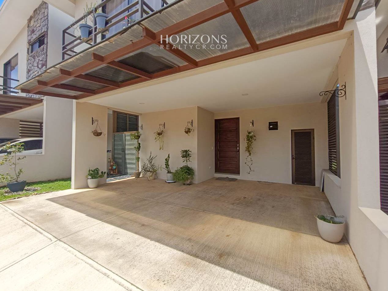 Venta de Moderna Casa en Condominio en Alajuela njr63