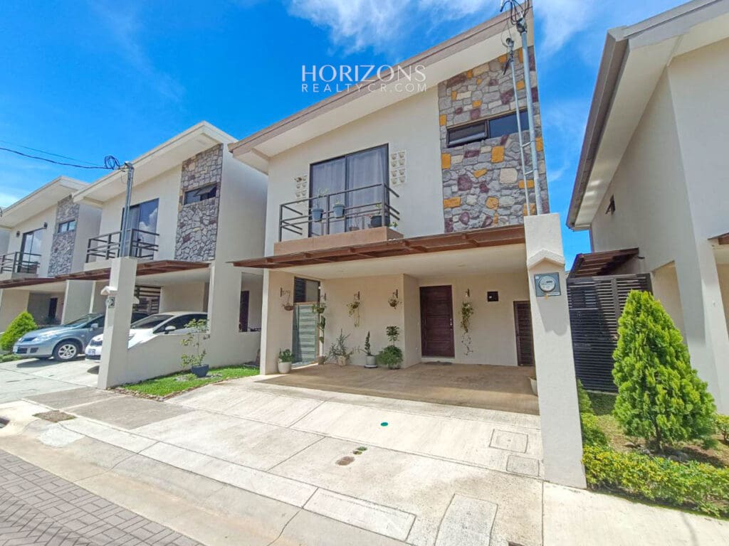 Venta de Moderna Casa en Condominio en Alajuela njr63