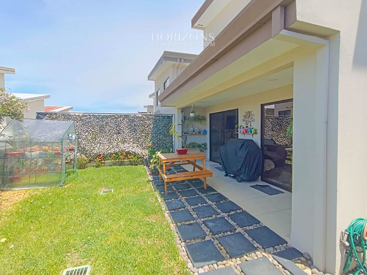 Venta de Moderna Casa en Condominio en Alajuela njr63