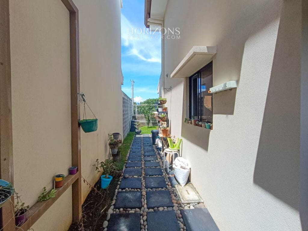 Venta de Moderna Casa en Condominio en Alajuela njr63