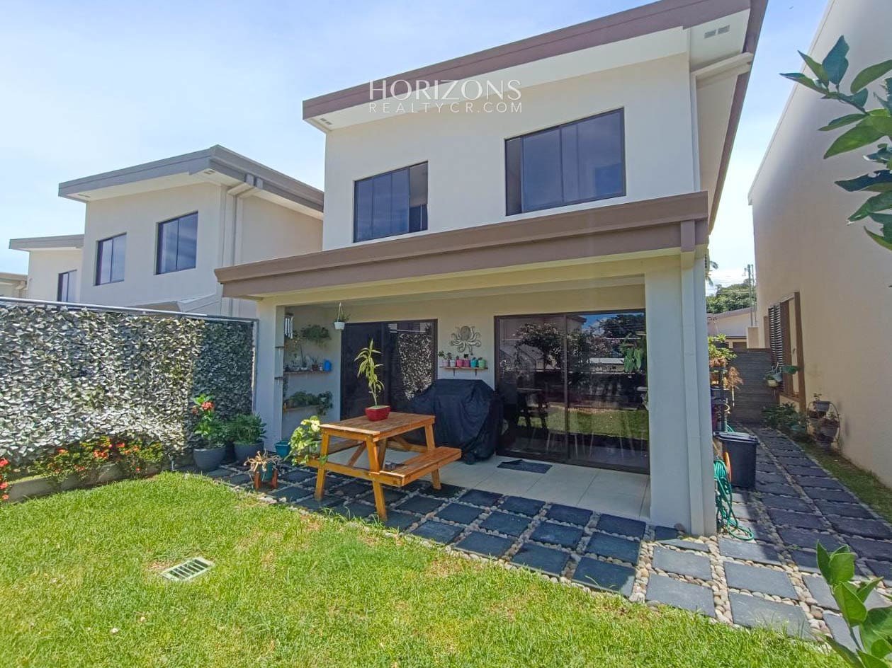 Venta de Moderna Casa en Condominio en Alajuela njr63