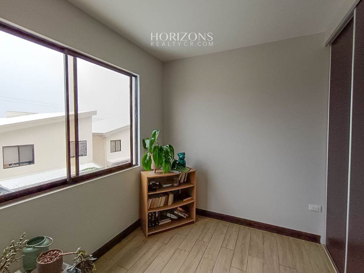 Venta de Moderna Casa en Condominio en Alajuela njr63