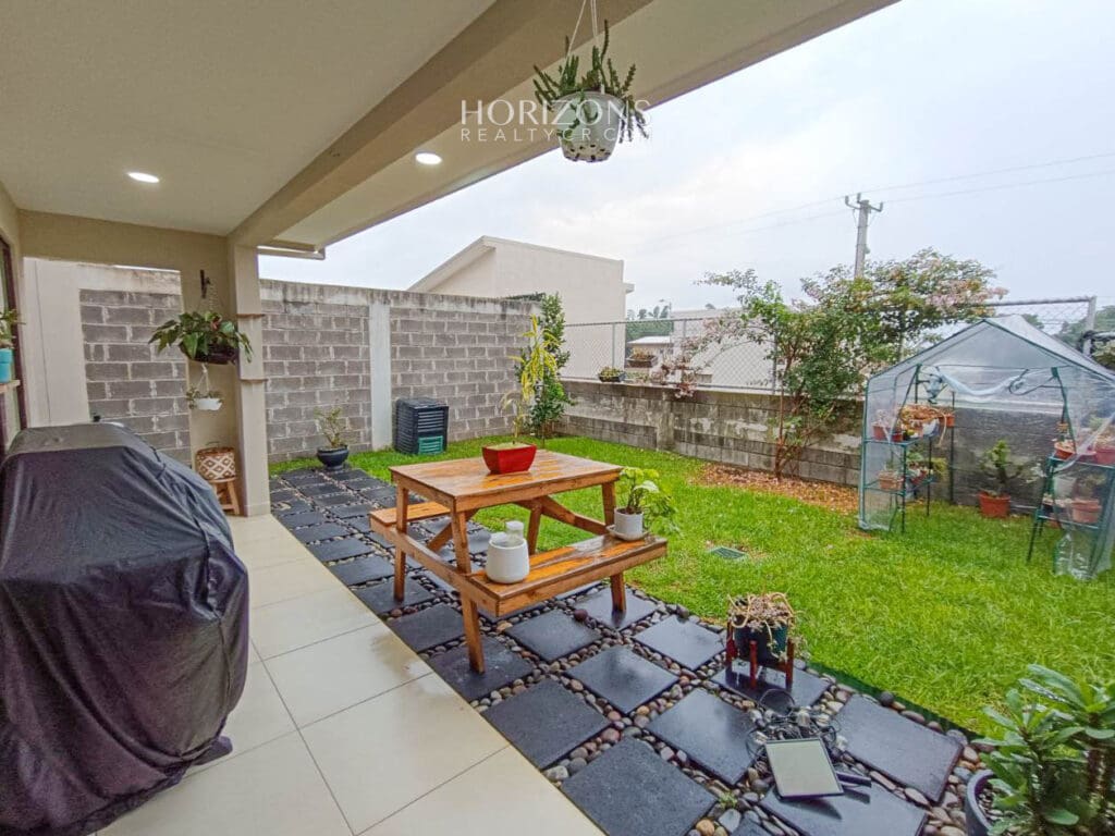 Venta de Moderna Casa en Condominio en Alajuela njr63