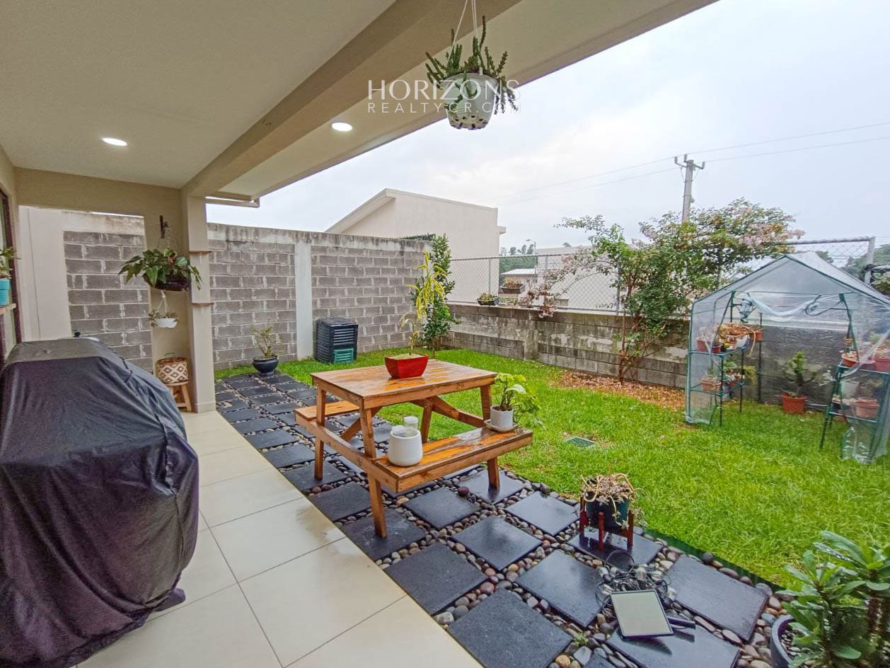 Venta de Moderna Casa en Condominio en Alajuela njr63