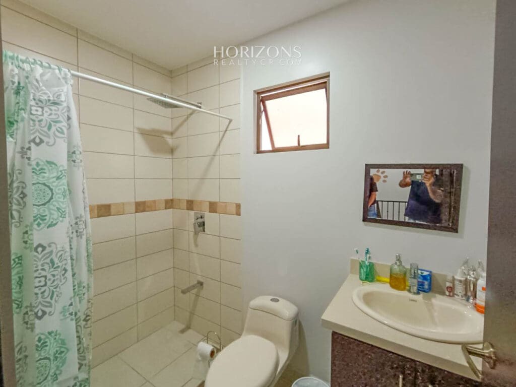 Venta de Moderna Casa en Condominio en Alajuela njr63