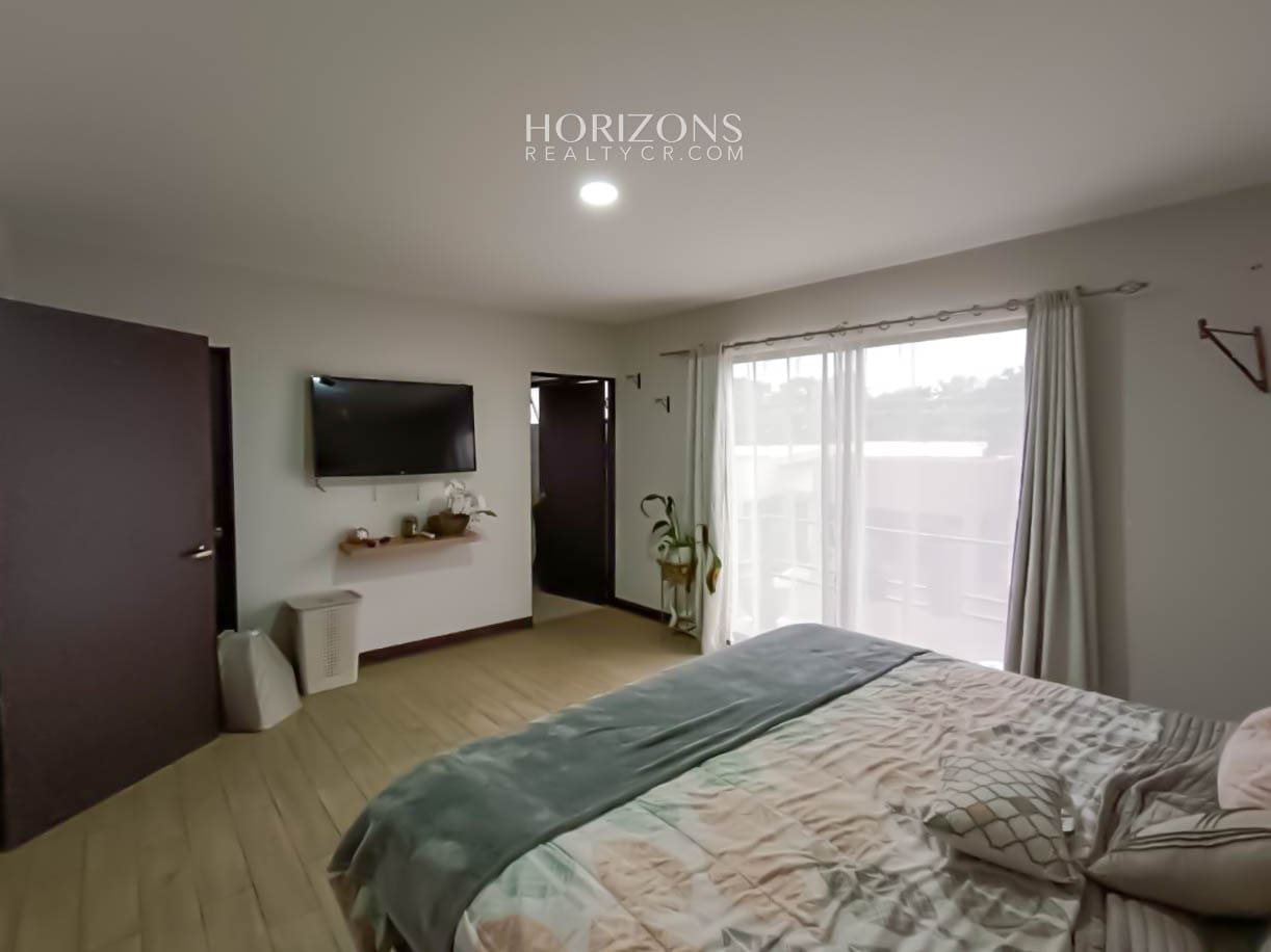 Venta de Moderna Casa en Condominio en Alajuela njr63