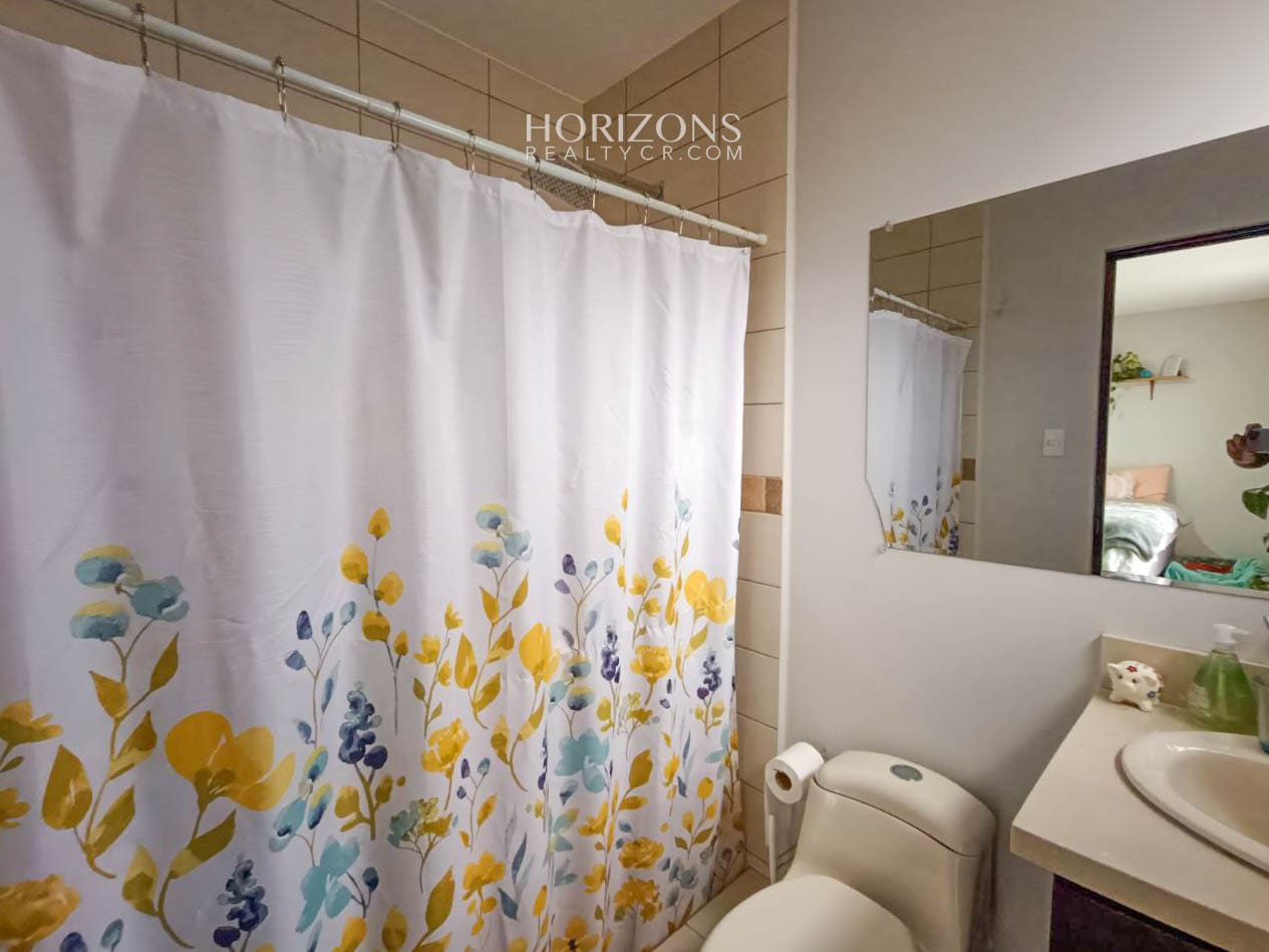 Venta de Moderna Casa en Condominio en Alajuela njr63