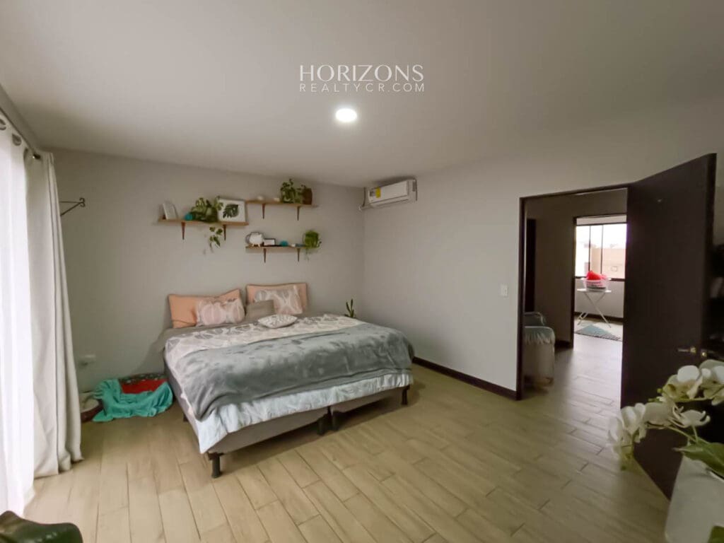 Venta de Moderna Casa en Condominio en Alajuela njr63