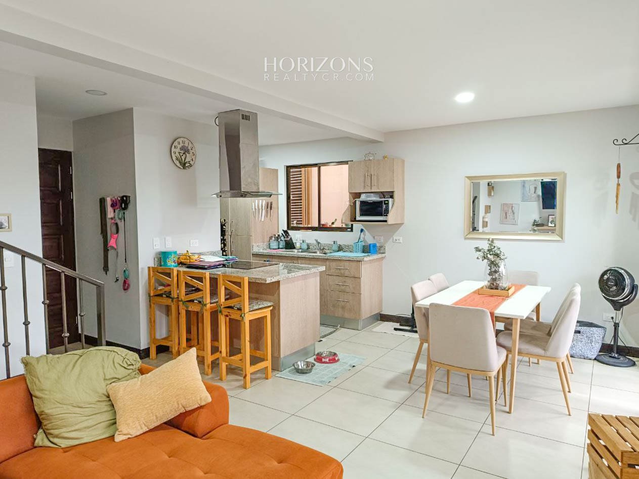 Venta de Moderna Casa en Condominio en Alajuela njr63