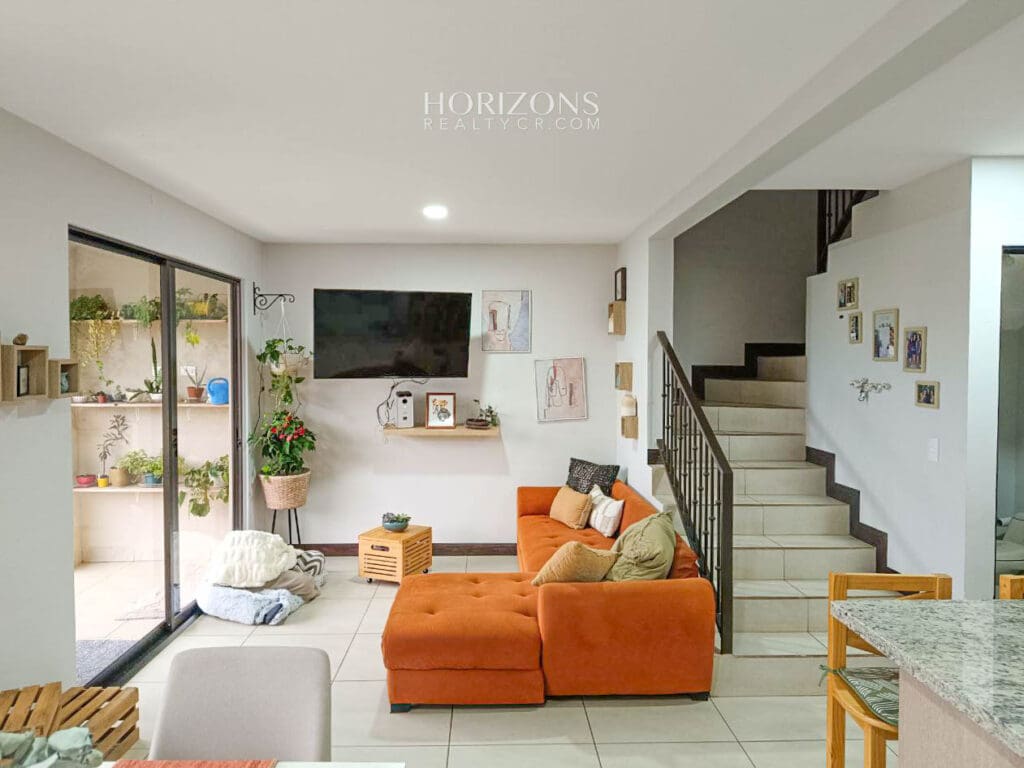 Venta de Moderna Casa en Condominio en Alajuela njr63