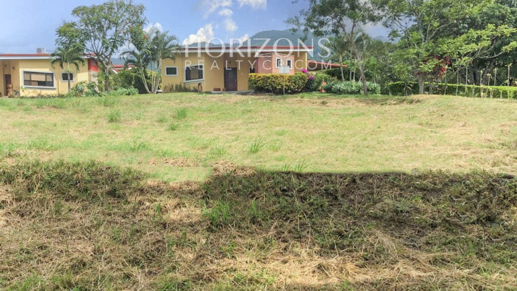 VENTA DE LOTE  625M2 CON AMENIDADES EN CONDOMINIO SANTA ANA njv255