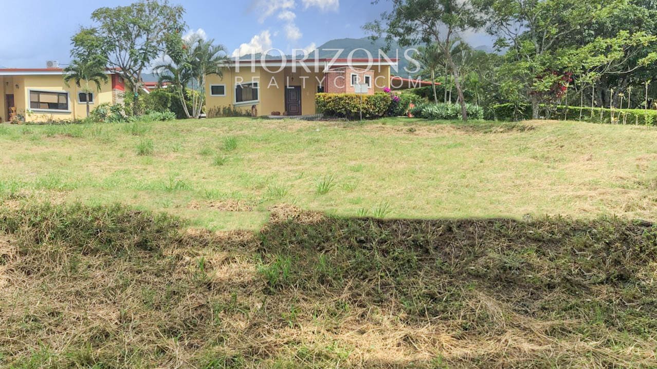 VENTA DE LOTE  625M2 CON AMENIDADES EN CONDOMINIO SANTA ANA njv255