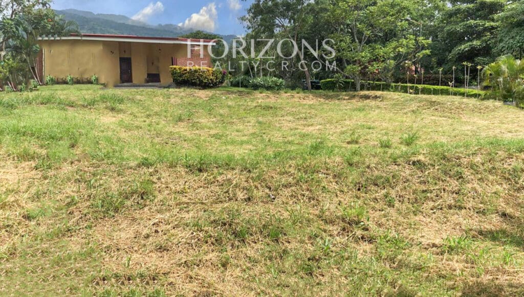 VENTA DE LOTE  625M2 CON AMENIDADES EN CONDOMINIO SANTA ANA njv255