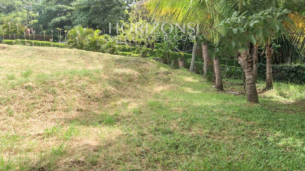 VENTA DE LOTE  625M2 CON AMENIDADES EN CONDOMINIO SANTA ANA njv255