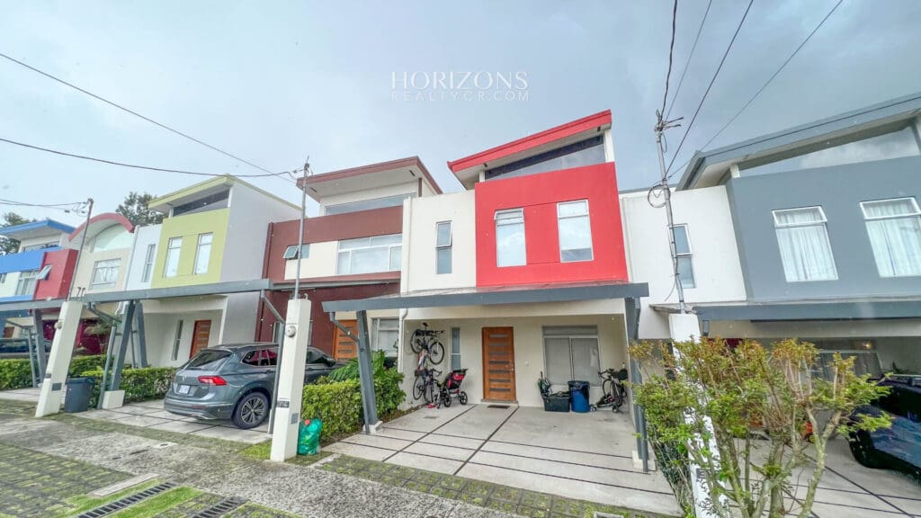 Se Vende Casa 2 Habitaciones + Dormitorio de Servicio En Condominio Barlovento II nja1122