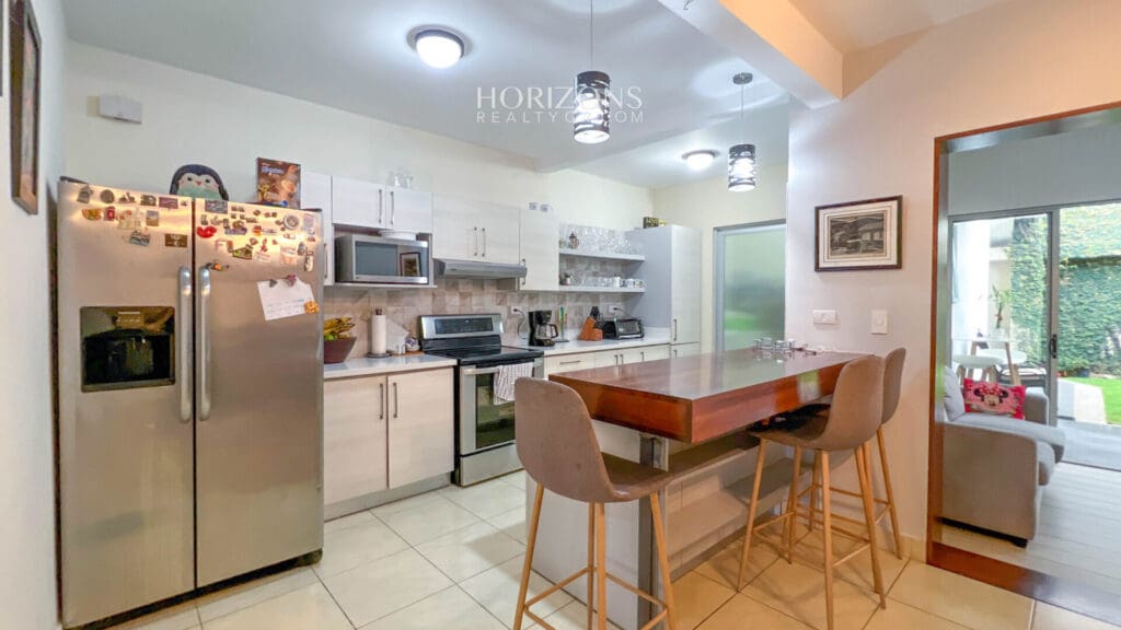 Se Vende Casa 2 Habitaciones + Dormitorio de Servicio En Condominio Barlovento II nja1122