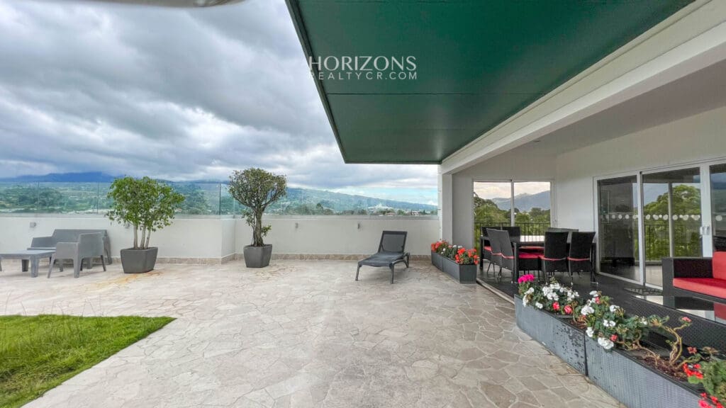 Se Vende Apartamento en Condominio Monte Real Guayabos Curridabat 2 Habitaciones 2 Baños 2 Estacionamientos nja1129