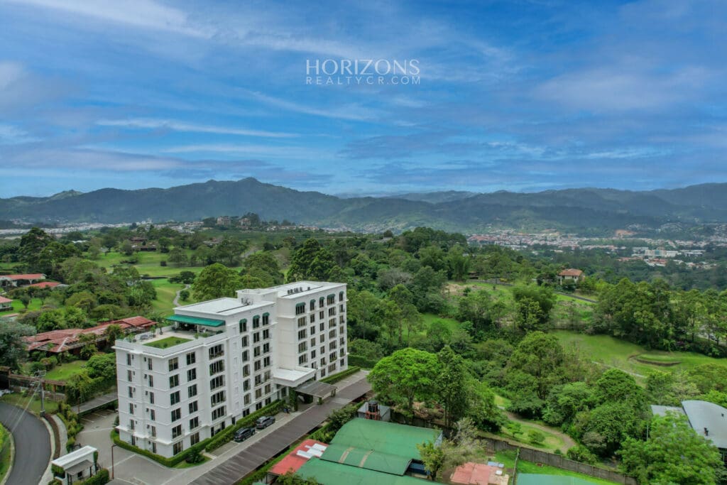 Se Vende Apartamento En Condominio Monte Real Guayabos Curridabat 2 Habitaciones 2 Baños 2 Estacionamientos Nja1129