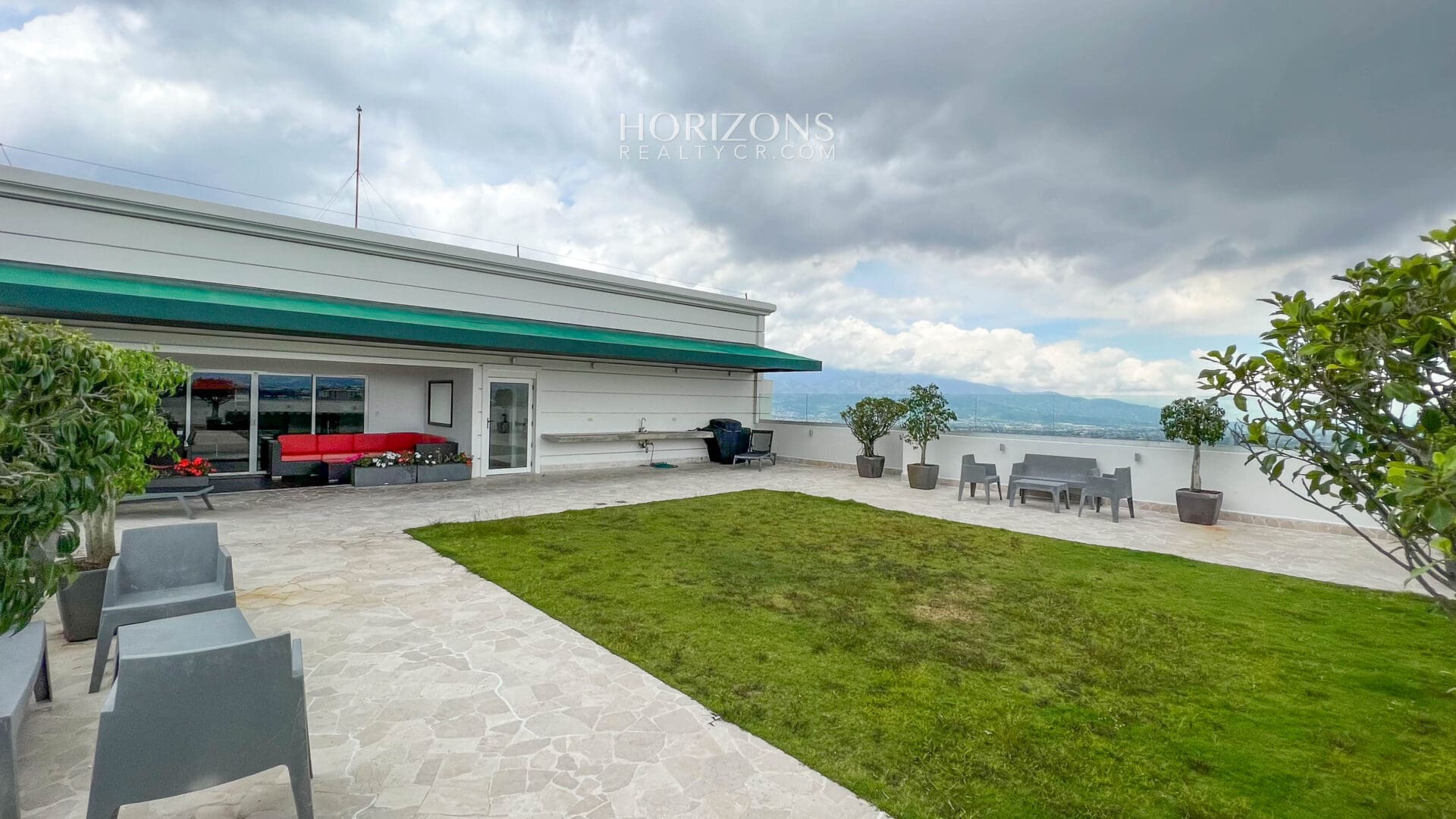 Se Vende Apartamento en Condominio Monte Real Guayabos Curridabat 2 Habitaciones 2 Baños 2 Estacionamientos nja1129