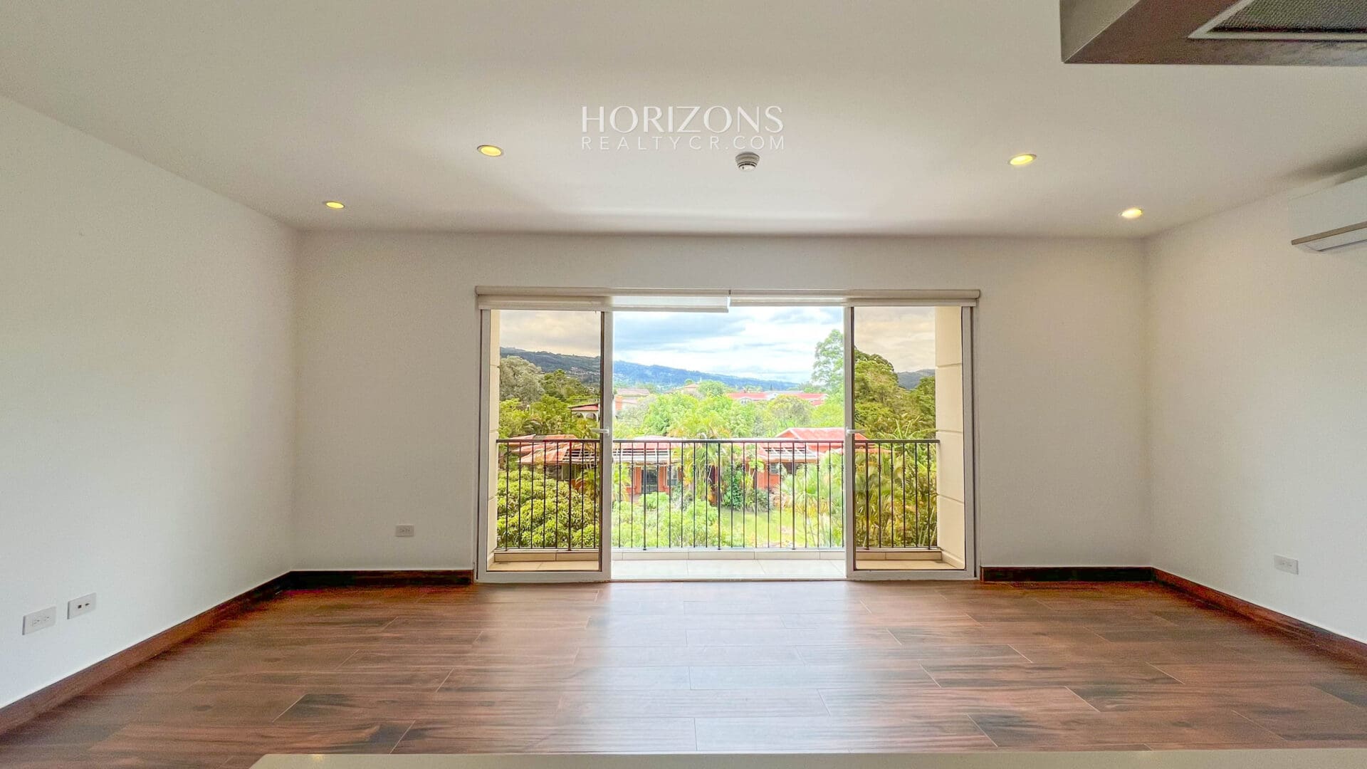 Se Vende Apartamento en Condominio Monte Real Guayabos Curridabat 2 Habitaciones 2 Baños 2 Estacionamientos nja1129